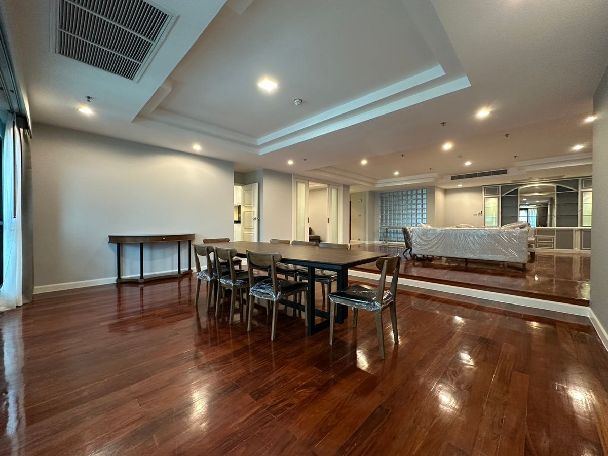 Family unit in Thonglor for rent!✨ 3+1 bedroom fully furnished 285 sq.m near BTS Thonglor Tel.086-369-2224