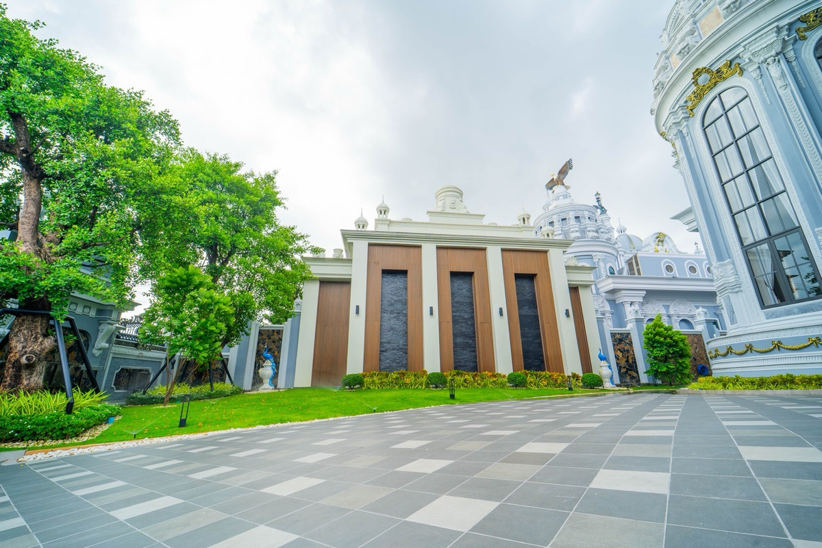 📢👇 คฤหาสน์หรูระดับ Super Luxury ครบทุกฟังก์ชันในหลังเดียว! ใจกลางพุทธมณฑล สวยอลังการ พร้อมสิ่งอำนวยความสะดวกครบเหมือนอยู่รีสอร์ตส่วนตัว ทั้งสระว่ายน้ำ ห้องฟิตเนส ห้องซาวน่า ห้องคาราโอเกะ และห้องจัดเลี้ยงรองรับแขกได้หลักร้อย