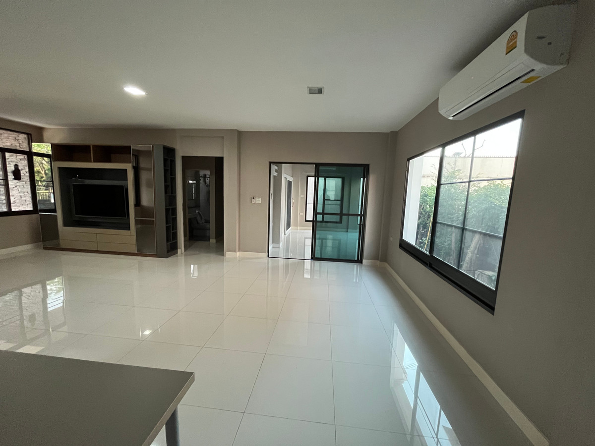 🏠 บ้านหลังใหญ่ บรรยากาศร่มรื่น ริมสวนและทะเลสาบ ในโครงการมัณฑนา วงแหวน–อ่อนนุช 5 ห้องนอน พร้อมสวนสวยและที่จอด 4 คัน ใกล้เมกา บางนา และทางด่วนหลัก