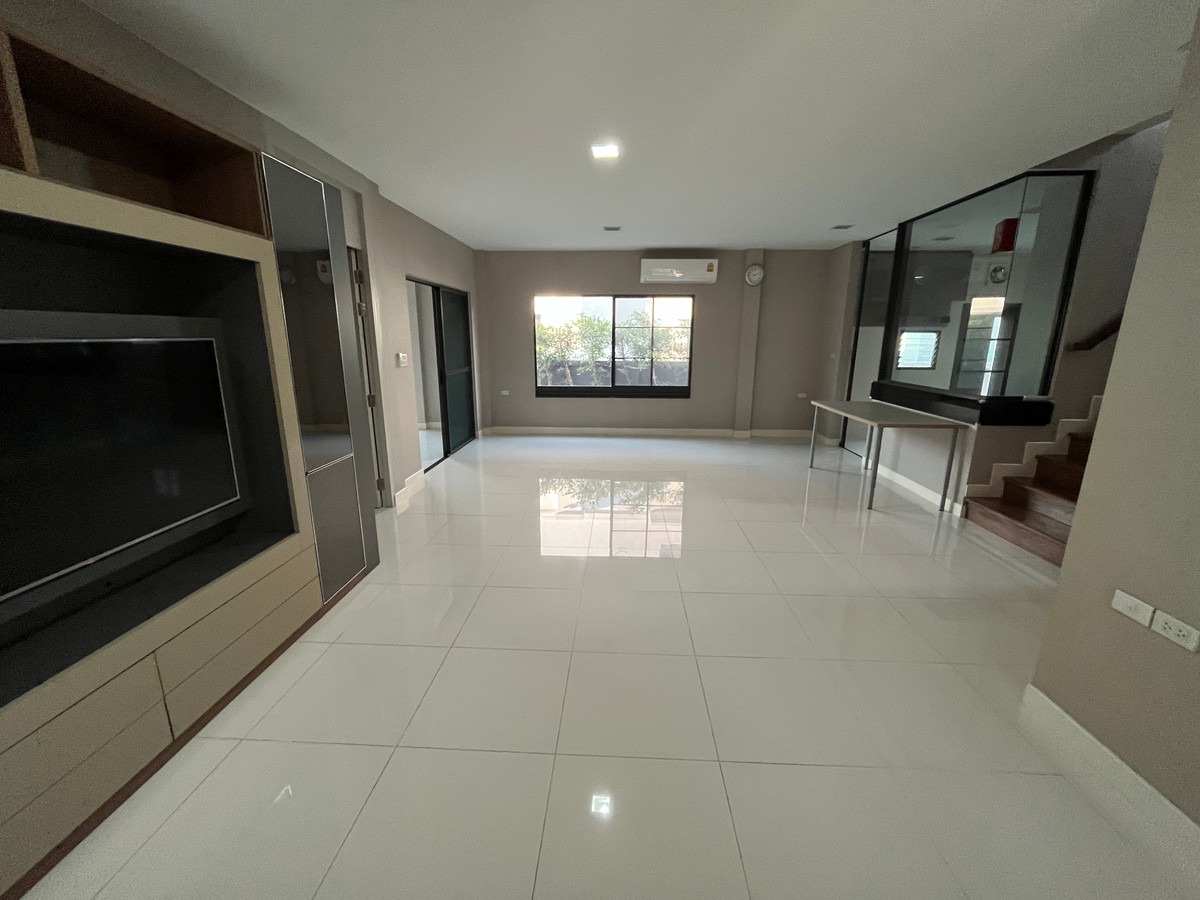 🏠 บ้านหลังใหญ่ บรรยากาศร่มรื่น ริมสวนและทะเลสาบ ในโครงการมัณฑนา วงแหวน–อ่อนนุช 5 ห้องนอน พร้อมสวนสวยและที่จอด 4 คัน ใกล้เมกา บางนา และทางด่วนหลัก