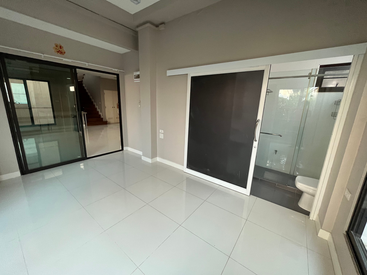 🏠 บ้านหลังใหญ่ บรรยากาศร่มรื่น ริมสวนและทะเลสาบ ในโครงการมัณฑนา วงแหวน–อ่อนนุช 5 ห้องนอน พร้อมสวนสวยและที่จอด 4 คัน ใกล้เมกา บางนา และทางด่วนหลัก