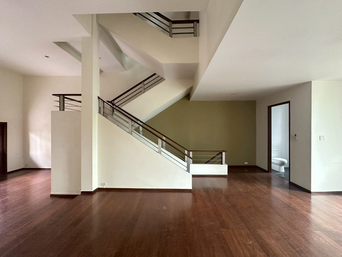✨5-storey house in Ekkamai for rent! 4 bedroom  4 bathroom unfurnished 450 sq.m ready for move in near BTS Ekkamai