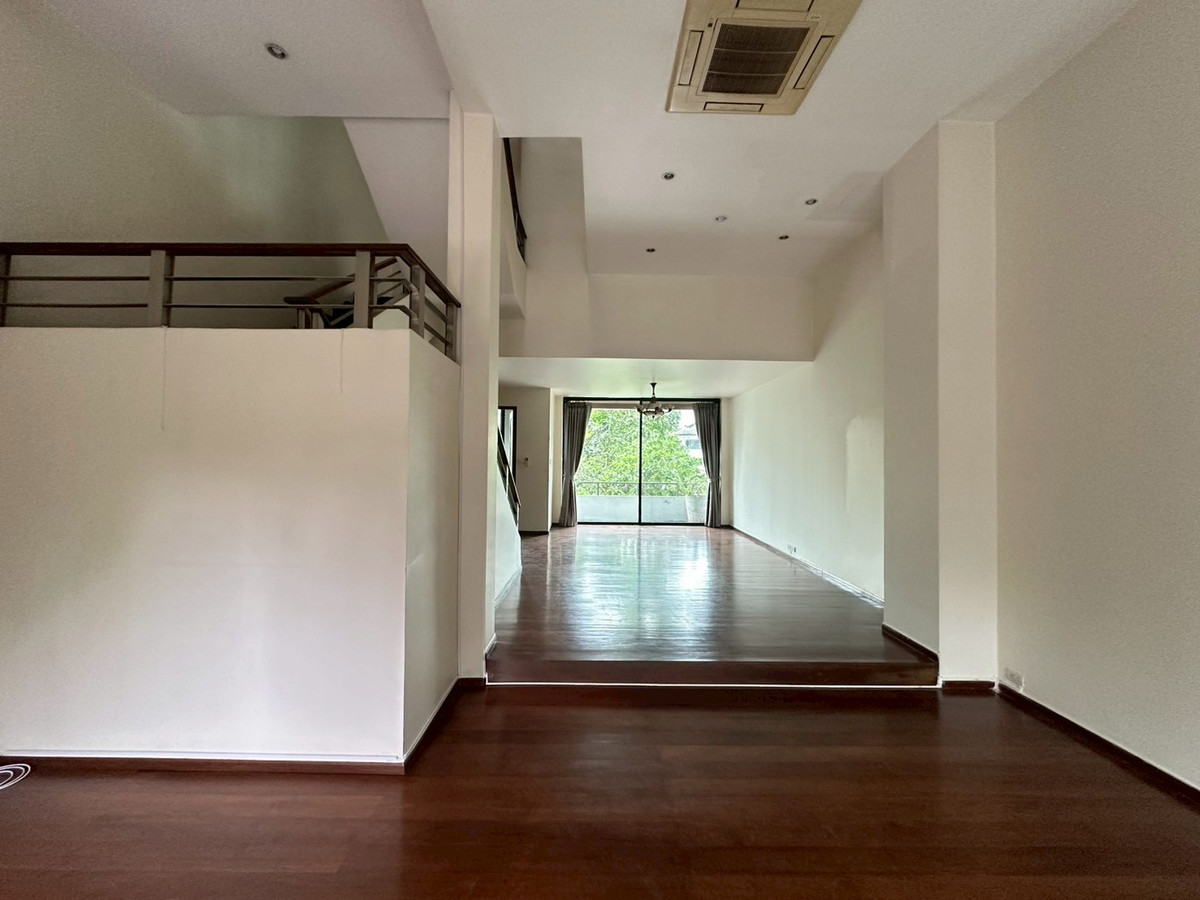 ✨5-storey house in Ekkamai for rent! 4 bedroom  4 bathroom unfurnished 450 sq.m ready for move in near BTS Ekkamai