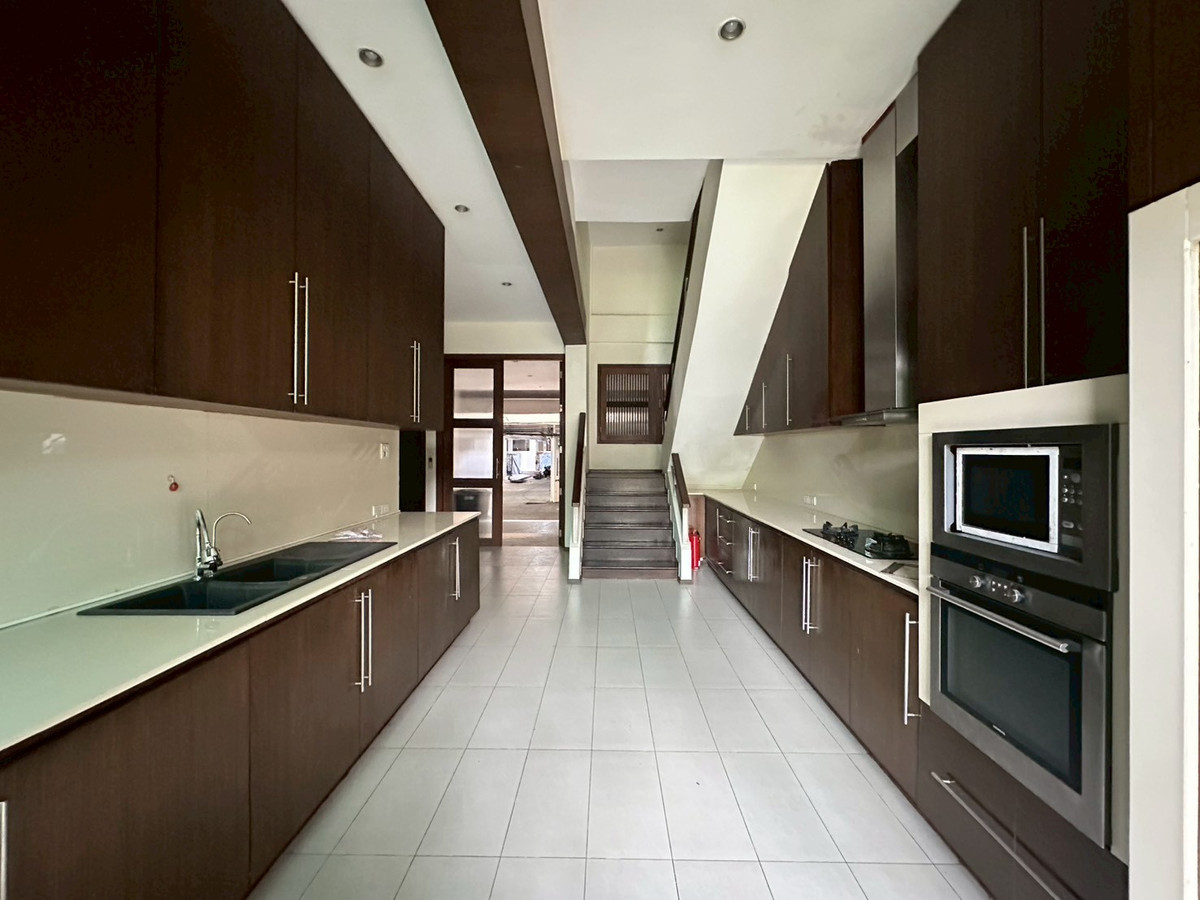 ✨5-storey house in Ekkamai for rent! 4 bedroom  4 bathroom unfurnished 450 sq.m ready for move in near BTS Ekkamai