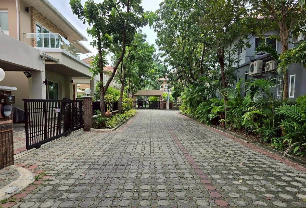 📢👇 บ้านหรูรีโนเวทใหม่พร้อมสระว่ายน้ำส่วนตัว ตั้งอยู่ในโครงการที่เงียบสงบ ร่มรื่น และเป็นส่วนตัว เพียงไม่กี่นาทีถึง ISB เหมาะสำหรับครอบครัวที่ต้องการความสะดวกสบาย ความเป็นส่วนตัว และการเดินทางที่ง่ายต่อโรงเรียนนานาชาติ