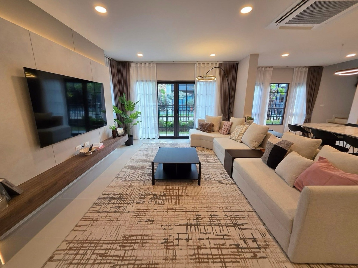 📢👇ปล่อยเช่า Centro Bangna บ้านไซส์ใหญ่สุด แปลงหัวมุม ใกล้สวน | 4 ห้องนอน + ห้องแม่บ้าน | Pet Friendly | ใกล้ Mega Bangna เพียง 1 กม. | Fully Furnished พร้อม EV Charger
