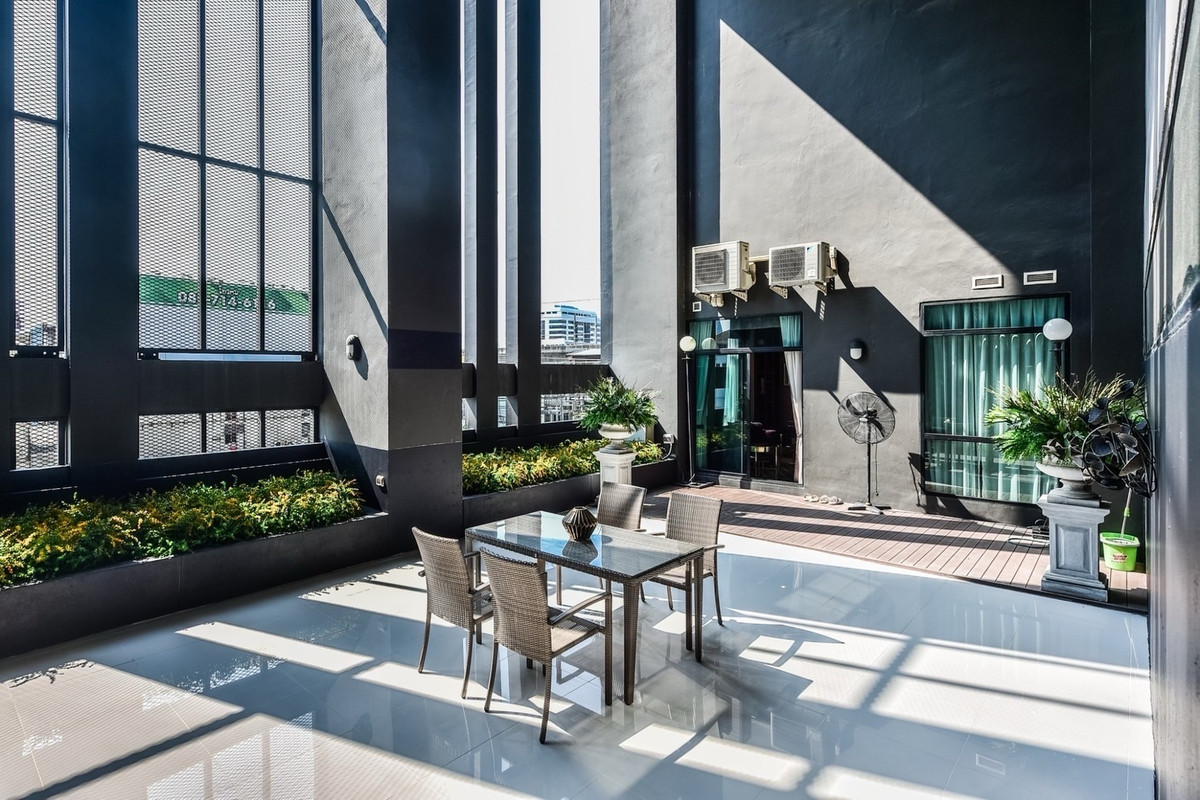 ขายพร้อมผู้เช่า ถึง เมษายน 2571
เดอะ แคปปิตอล เอกมัย–ทองหล่อ( The capital Ekamai Thonglor) ให้เช่าและขาย | คอนโด 3 ห้องนอน ขนาดใหญ่ 180 ตร.ม. | ใกล้บีทีเอสเอกมัย | ห้องแม่บ้าน