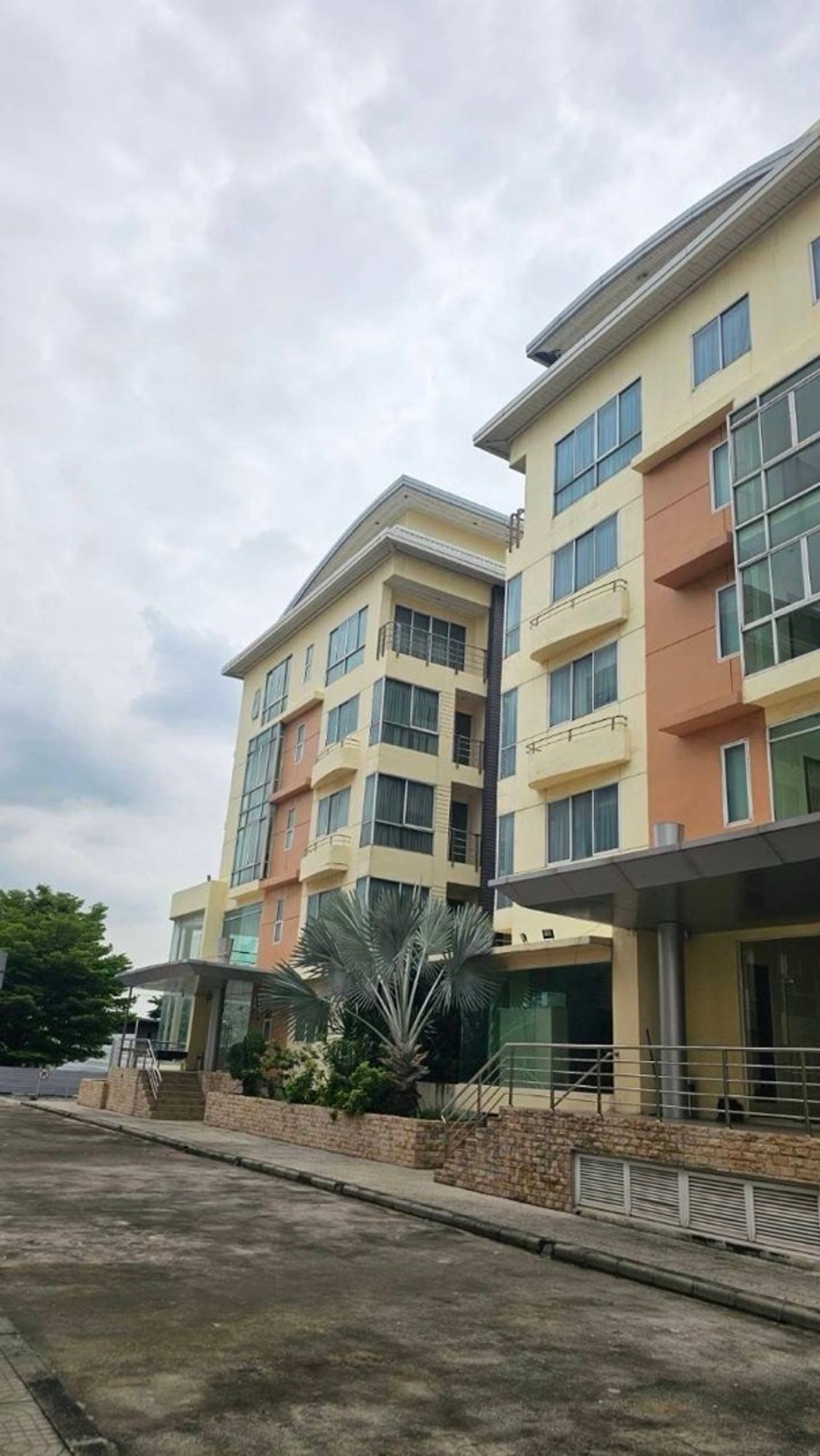 ขายโรงแรมกรุงเทพ ใกล้สนามบินสุวรรณภูมิ โรงแรมลักชัวรี่ อาคารอายุน้อย ที่ดินขนาดใหญ่ พัฒนาเพิ่มได้ เหมาะสำหรับนักลงทุน