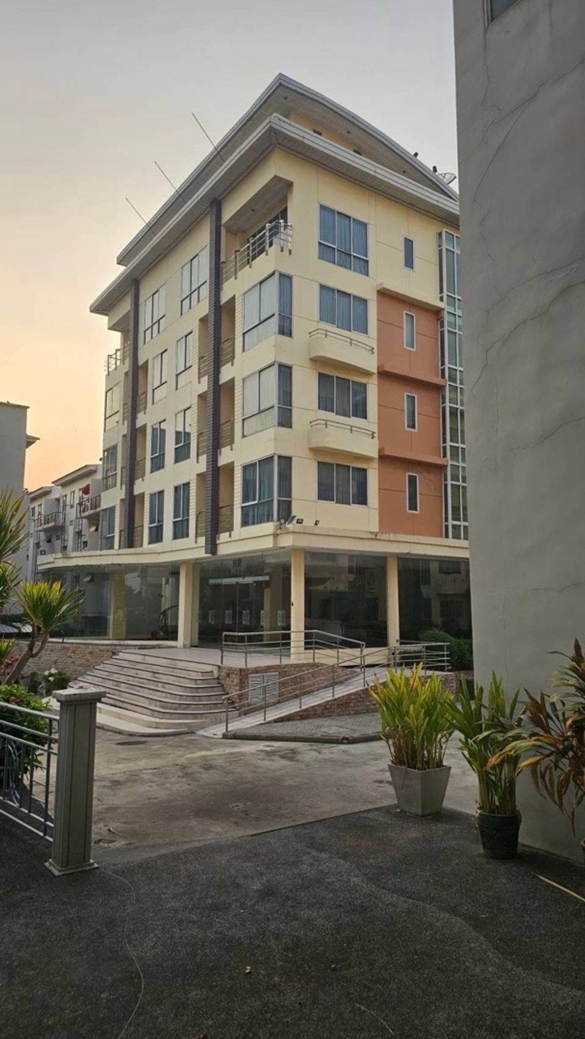 ขายโรงแรมกรุงเทพ ใกล้สนามบินสุวรรณภูมิ โรงแรมลักชัวรี่ อาคารอายุน้อย ที่ดินขนาดใหญ่ พัฒนาเพิ่มได้ เหมาะสำหรับนักลงทุน