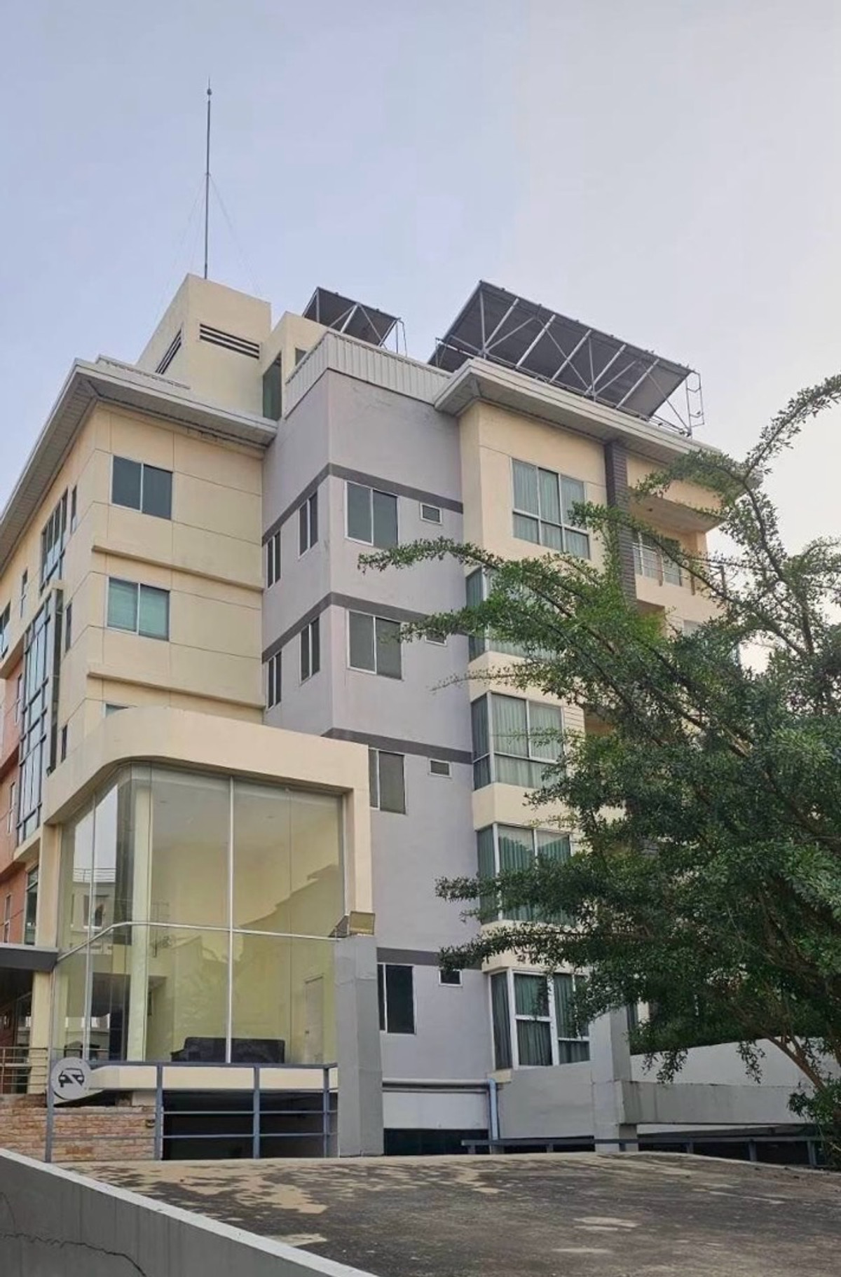 ขายโรงแรมกรุงเทพ ใกล้สนามบินสุวรรณภูมิ โรงแรมลักชัวรี่ อาคารอายุน้อย ที่ดินขนาดใหญ่ พัฒนาเพิ่มได้ เหมาะสำหรับนักลงทุน