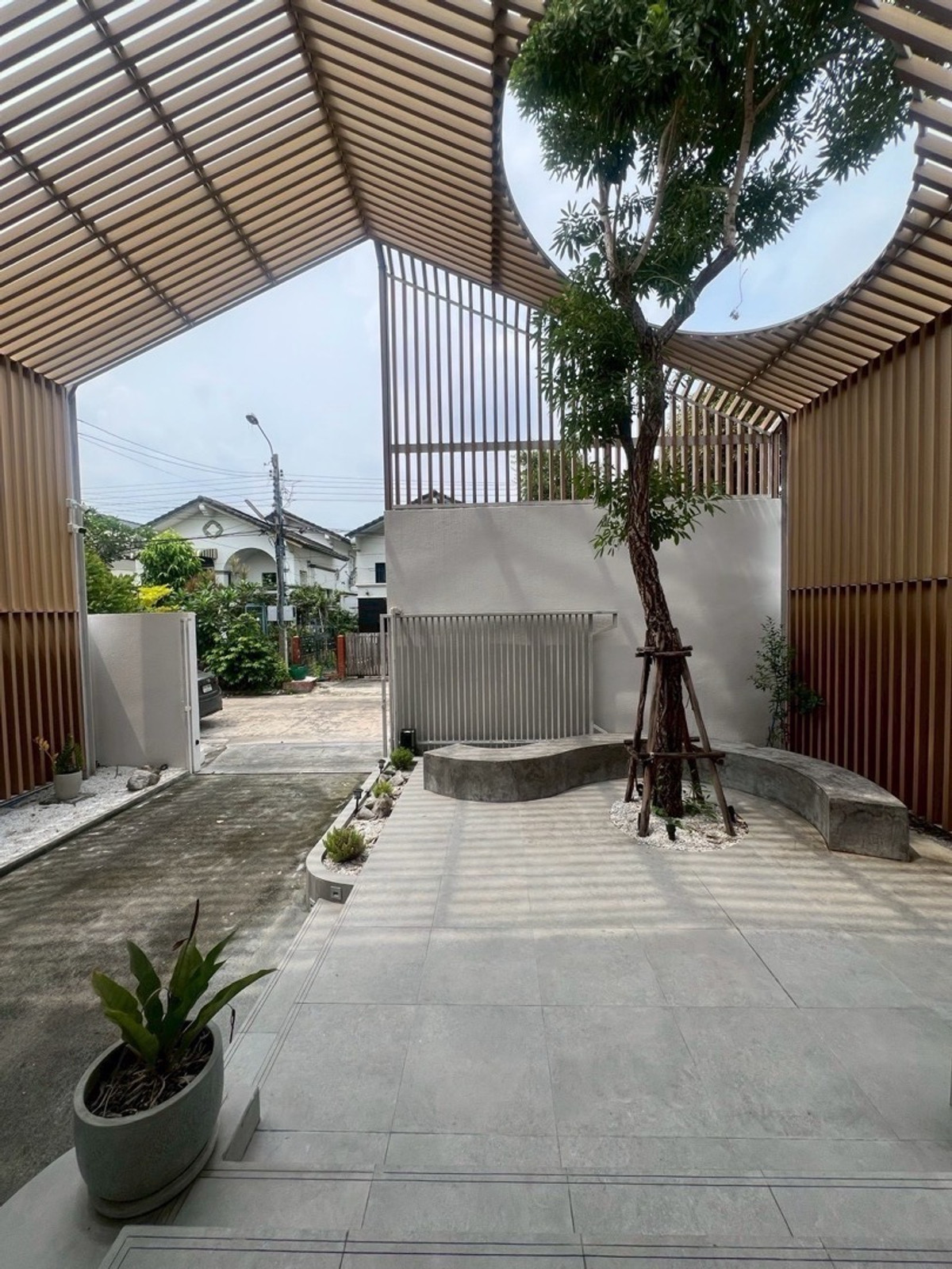 ขายบ้านเดี่ยว หมู่บ้านเมืองทองการ์เด้นท์ พัฒนาการ 65 บ้านรีโนเวทใหม่ 50 ตร.วา พื้นที่ใช้สอย 250 ตร.ม.