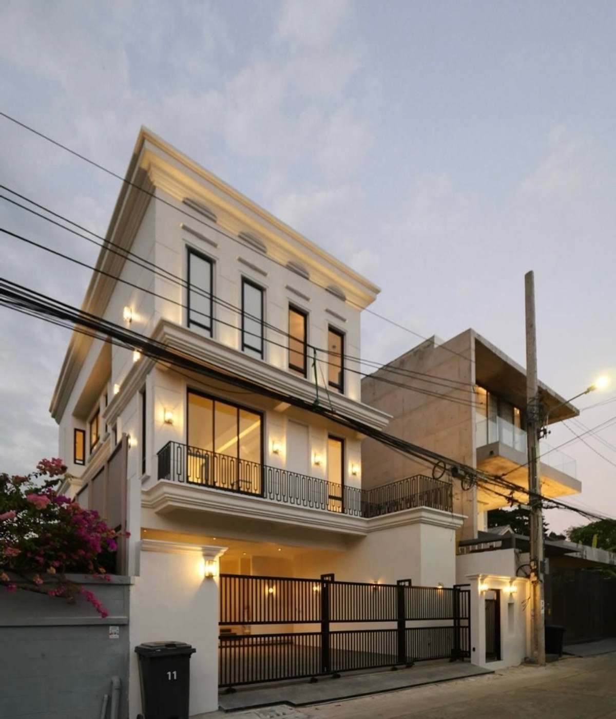 ขายพร้อมผู้เช่า สัญญาถึง เมษายน 2572 ทาวน์โฮมหรู Modern Classic ซอยปรีดี ใกล้ทองหล่อ–เอกมัย บ้านพร้อมสระว่ายน้ำส่วนตัว