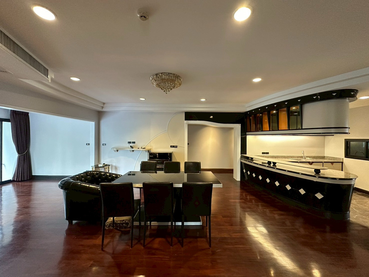 For rent family Condo in Ploenchit area!🔥 3+1 bedroom with spacious 240 sq.m fully furnished near BTS Chidlom and Velaa