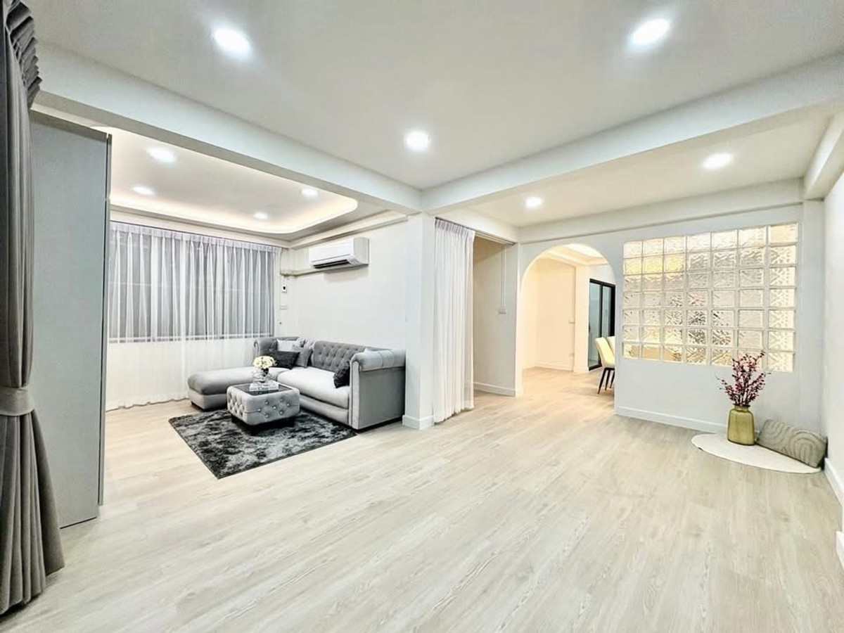 บ้านเดี่ยวให้เช่า 5 ห้องนอน ใกล้ MRT สุทธิสาร ทำเลห้วยขวาง รัชดา เลี้ยงสัตว์ได้ เฟอร์นิเจอร์ครบ พร้อมเข้าอยู่