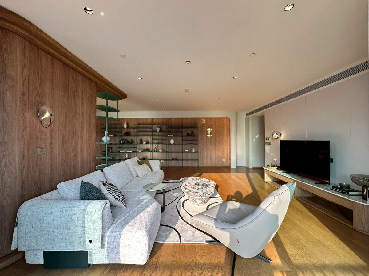 Condo for sale just only 164,xxx per/sq.m! 4 Bedroom combine very huge size located at Yenakart easy to access Sathorn and Rama 4