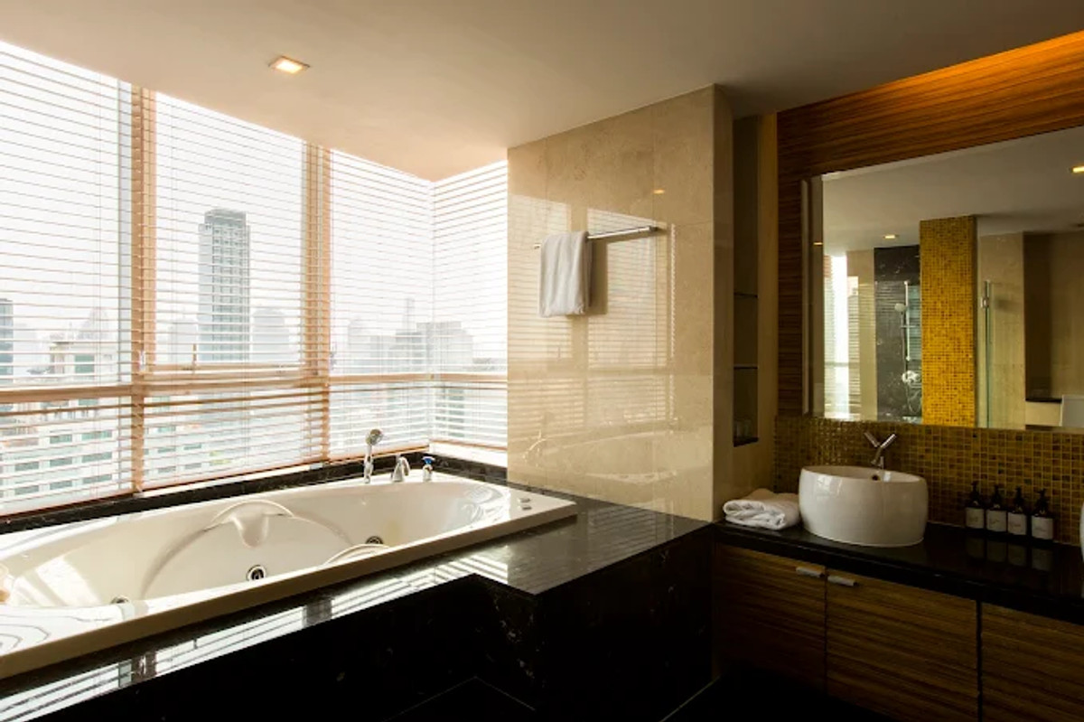 ✨ Super Rare Large Unit in Langsuan – 145 SQ.M. Only 6.4 MB พื้นที่กว้างระดับบ้าน บนทำเลหลังสวนใจกลางเมือง