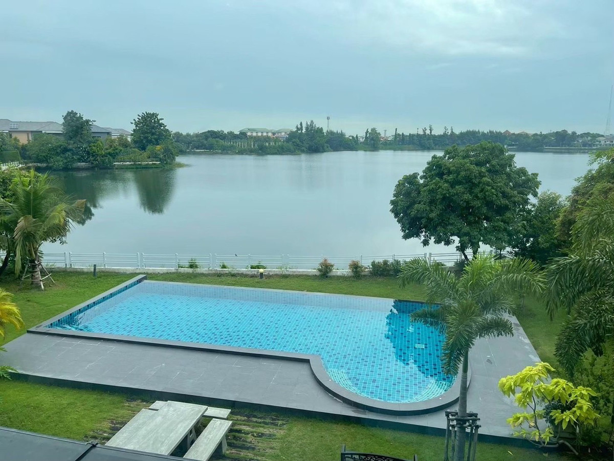 บ้านหรูริมทะเลสาบ รังสิต ปทุมธานี พร้อมสระว่ายน้ำส่วนตัว ที่ดินขนาดใหญ่ 297.6 ตร.ว บรรยากาศรีสอร์ต เป็นส่วนตัวสูง