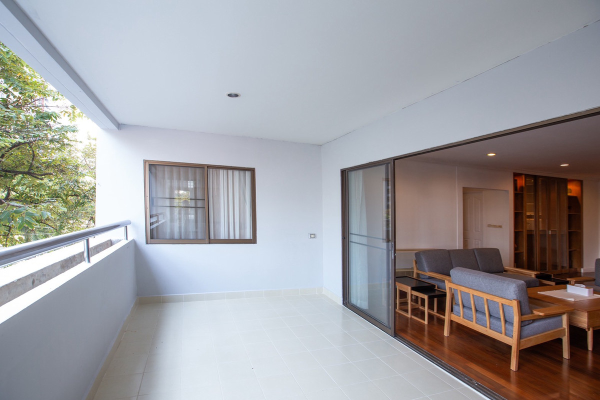 📢👇Newly renovated big size unit, petfriendly no size limit  , big balcony, Located at Sukhumvit 31, near Em district