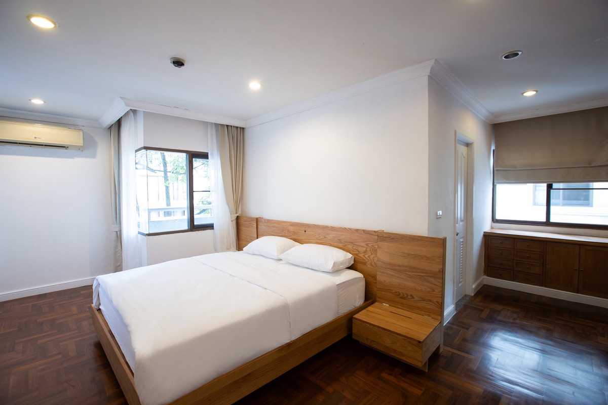 📢👇Newly renovated big size unit, petfriendly no size limit  , big balcony, Located at Sukhumvit 31, near Em district