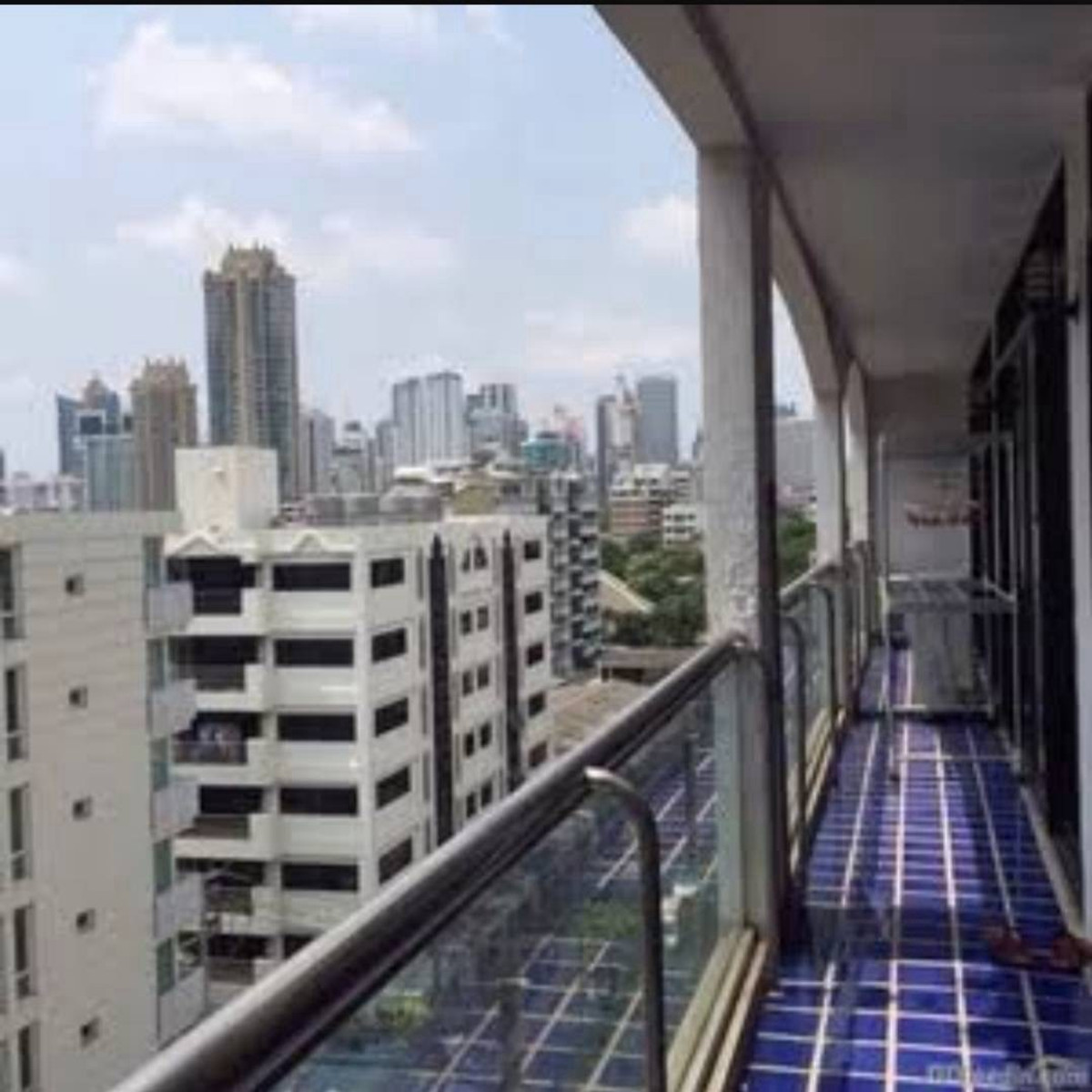 ขายคอนโด 3 ห้องนอน ขนาดใหญ่ 195 ตร.ม โครงการ บ้านพร้อมพงษ์ คอนโดมิเนียม ใกล้ BTS อโศก และ MRT เพชรบุรี ทำเลสุขุมวิท คุ้มค่าสำหรับการอยู่อาศัยหรือการลงทุน