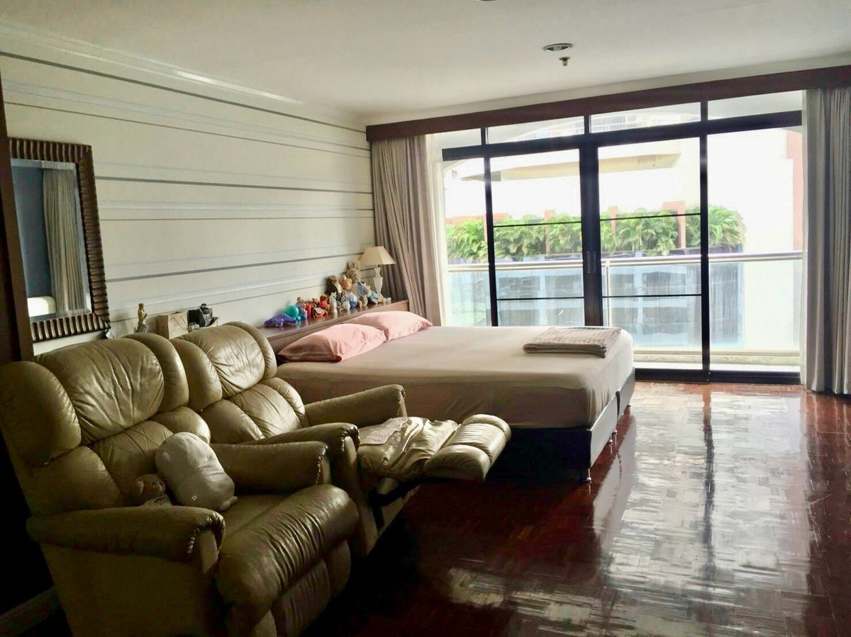 ขายคอนโด 3 ห้องนอน ขนาดใหญ่ 195 ตร.ม โครงการ บ้านพร้อมพงษ์ คอนโดมิเนียม ใกล้ BTS อโศก และ MRT เพชรบุรี ทำเลสุขุมวิท คุ้มค่าสำหรับการอยู่อาศัยหรือการลงทุน