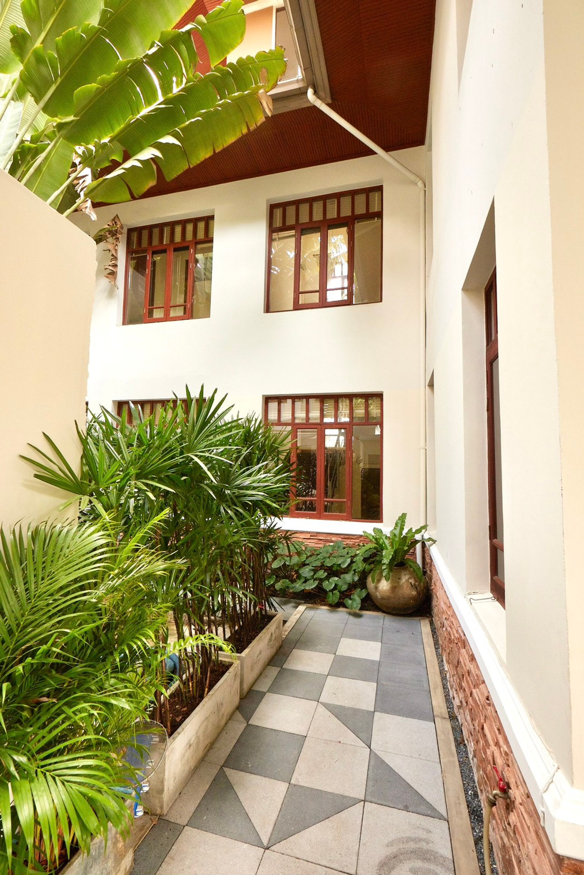 ให้เช่า บ้าน House Ekamai 10  4 ห้องนอน 620 ตร.ม. สระว่ายน้ำส่วนตัว   Pet friendly พร้อมเข้าอยู่