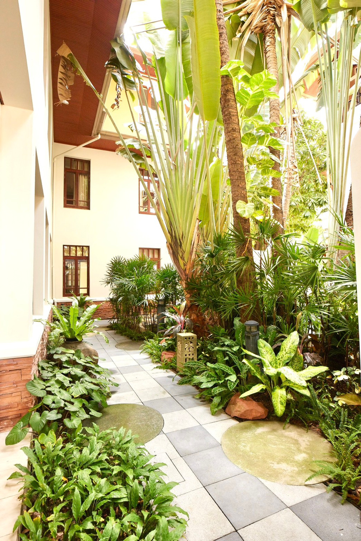 ให้เช่า บ้าน House Ekamai 10  4 ห้องนอน 620 ตร.ม. สระว่ายน้ำส่วนตัว   Pet friendly พร้อมเข้าอยู่