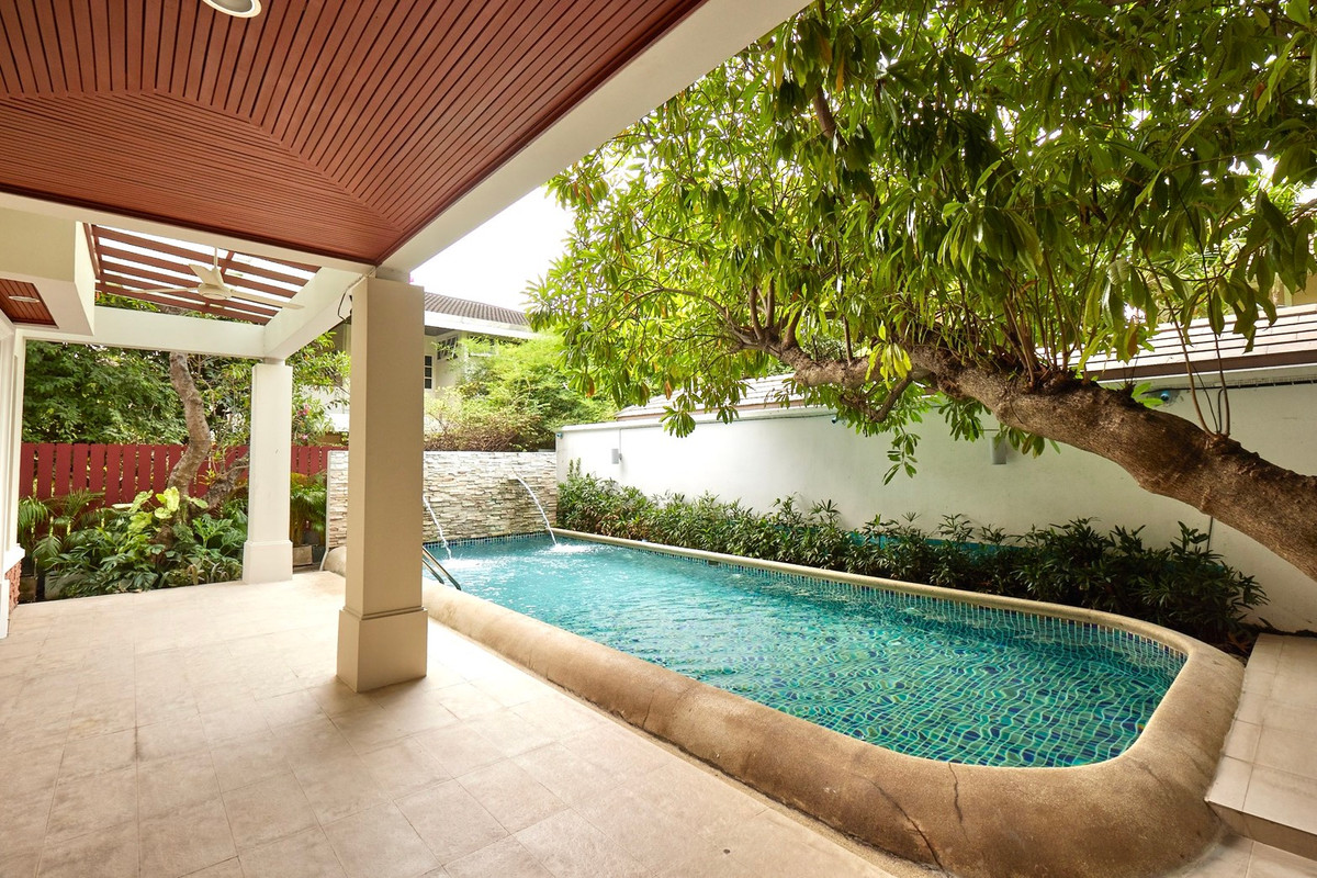 ให้เช่า บ้าน House Ekamai 10  4 ห้องนอน 620 ตร.ม. สระว่ายน้ำส่วนตัว   Pet friendly พร้อมเข้าอยู่