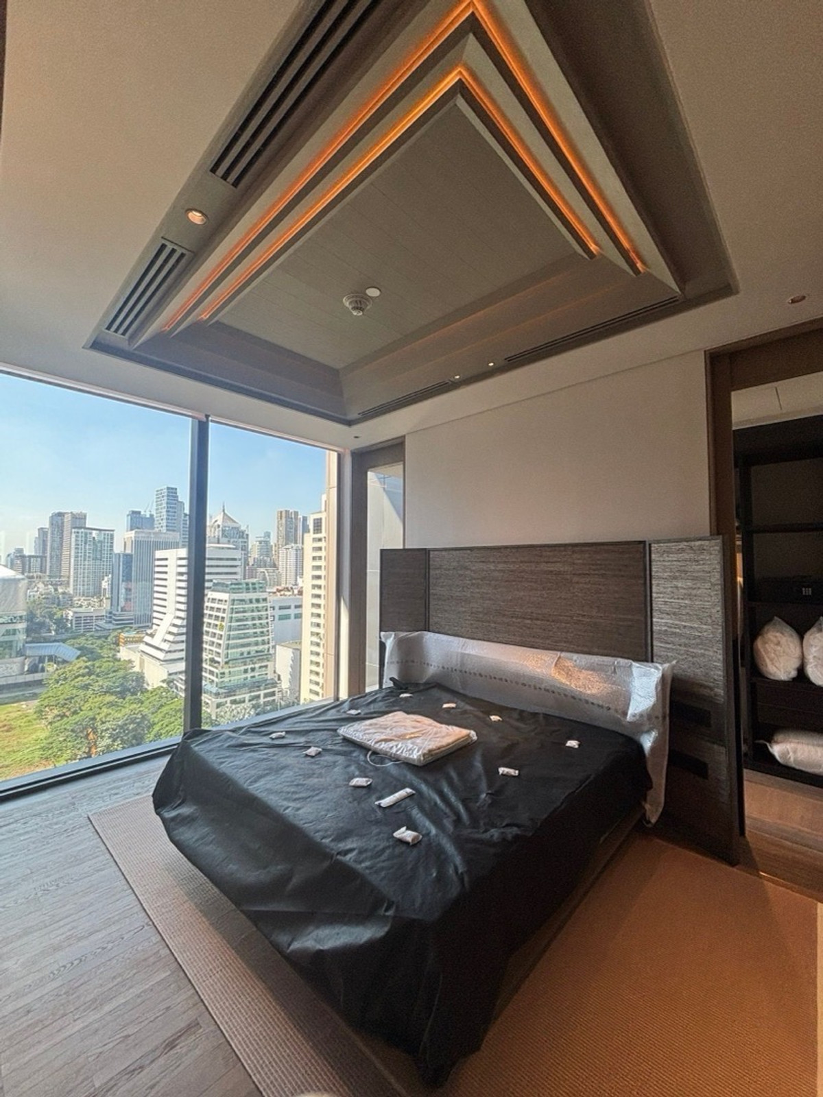 ขายคอนโดหรูใจกลางชิดลม ห้องขนาดใหญ่ 127 ตร.ม 1 ห้องนอน ใกล้ Central Chidlom และ Lumpini Park