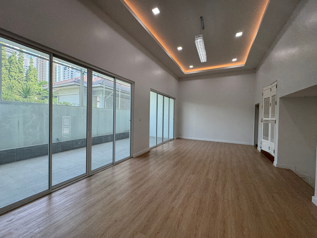 📢👇ขายทาวน์เฮาส์ 3ชั้น ย่านพร้อมพงษ์ 3ห้องนอน ขนาด480 ตรม.  บ้านสวย โปร่ง ตั้งอยู่ในพื้นที่ Em District พร้อมเข้าอยู่