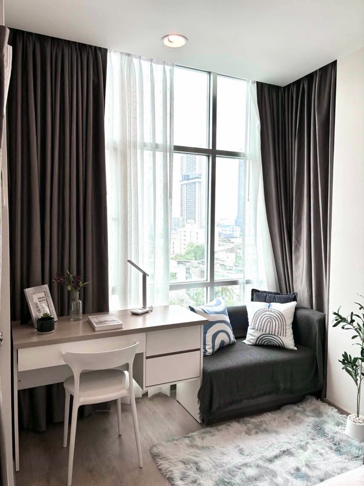 📢👇  ห้องสวย ไม่เคยปล่อยเช่าใจกลางสาทร พร้อมดีไซน์โมเดิร์น ฟังก์ชันใช้สอยลงตัว ตั้งอยู่ในทำเลที่เป็นที่ต้องการมากที่สุดของสาทร เหมาะทั้งสำหรับอยู่อาศัยในเมืองหรือการลงทุน เพราะมีความต้องการเช่าสูง