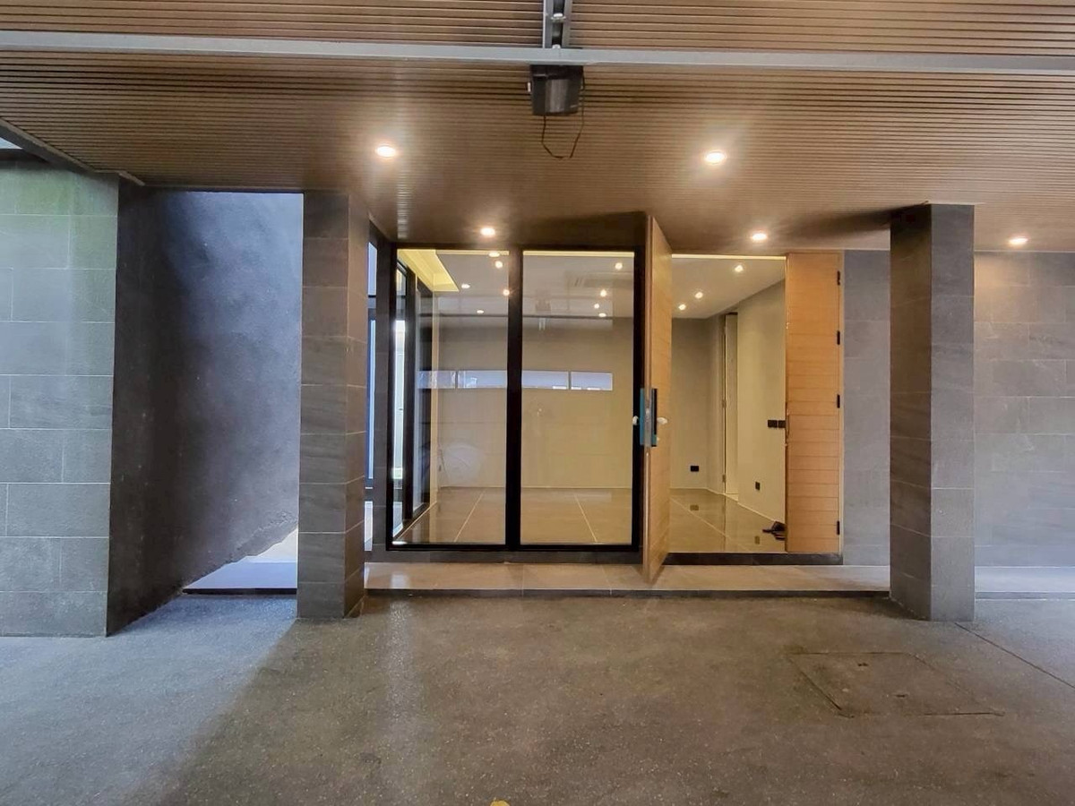 บ้านเดี่ยว Ultra Luxury ศรีนครินทร์ พร้อมสระว่ายน้ำและลิฟต์ส่วนตัว ใกล้ Paradise Park และ Berkeley International School
