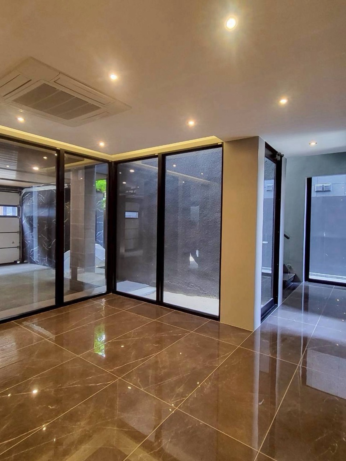 บ้านเดี่ยว Ultra Luxury ศรีนครินทร์ พร้อมสระว่ายน้ำและลิฟต์ส่วนตัว ใกล้ Paradise Park และ Berkeley International School