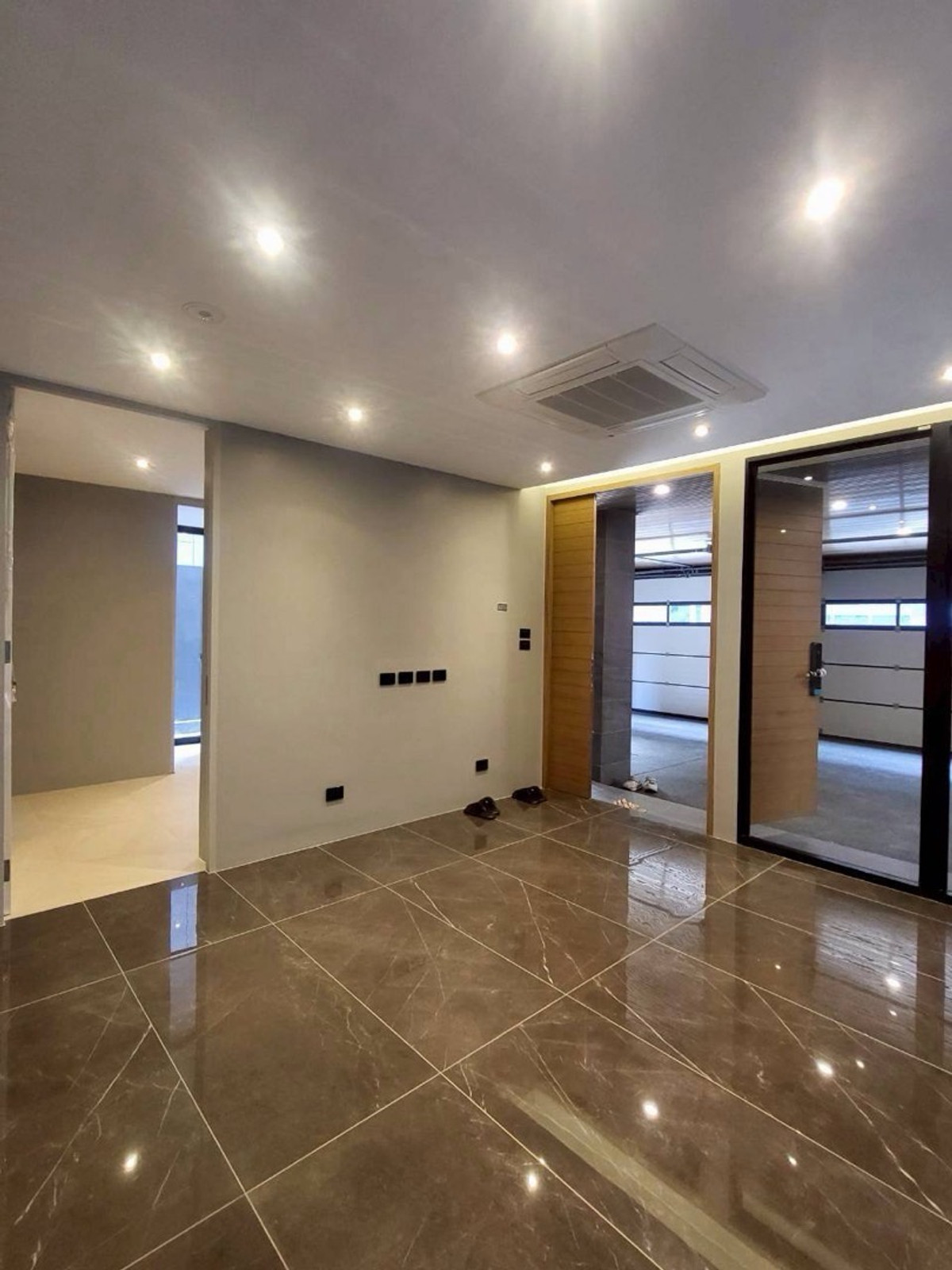 บ้านเดี่ยว Ultra Luxury ศรีนครินทร์ พร้อมสระว่ายน้ำและลิฟต์ส่วนตัว ใกล้ Paradise Park และ Berkeley International School