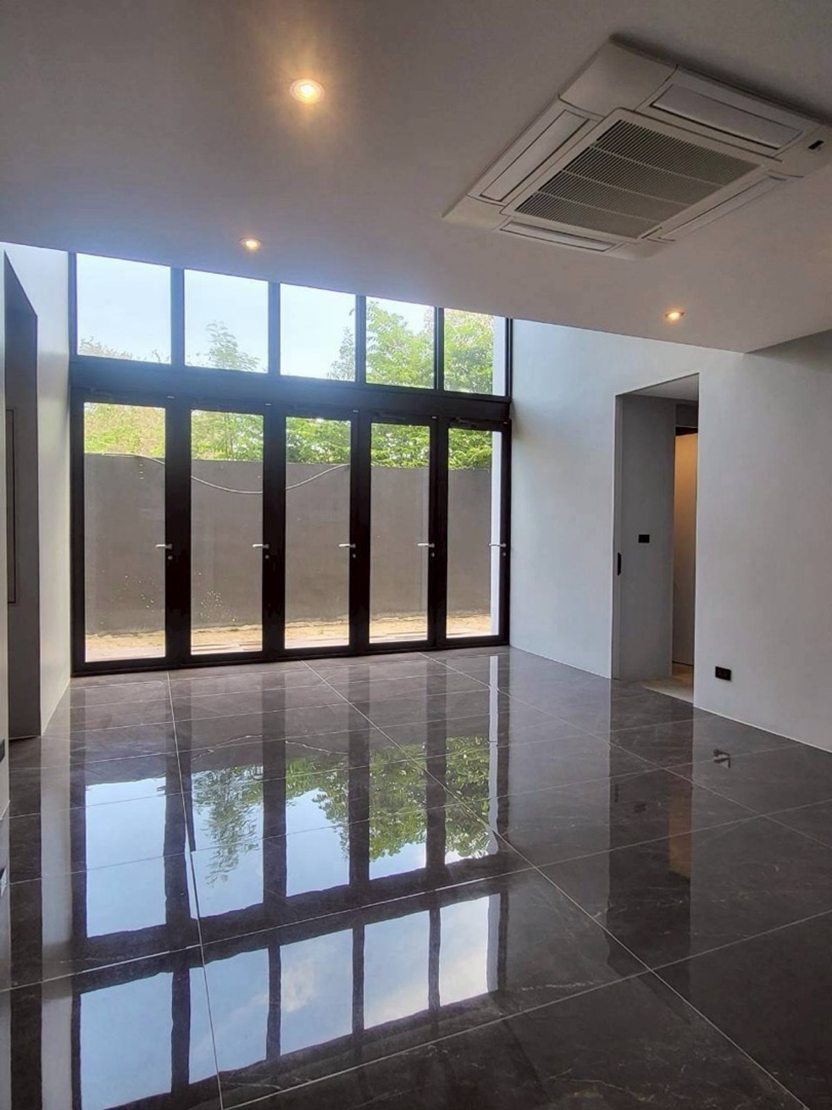 บ้านหรูอัลตร้าศรีนครินทร์พร้อมสระว่ายน้ำส่วนตัวและลิฟต์ ใกล้พาราไดซ์พาร์คและโรงเรียนนานาชาติเบิร์กลีย์