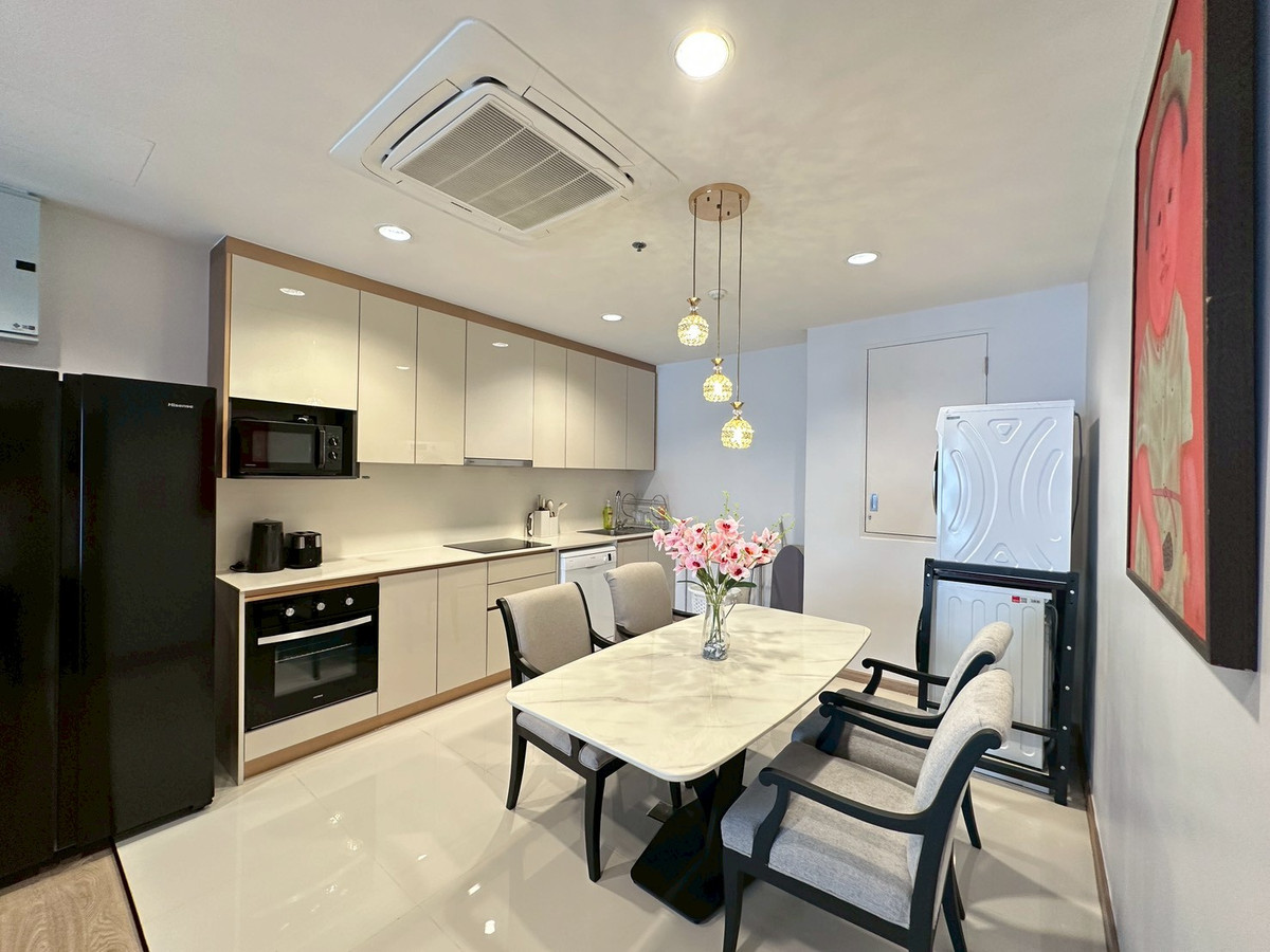 Spacious 2-Bedroom ห้องขนาดใหญ่ในย่านสาทร ใจกลางย่านธุรกิจของกรุงเทพฯ / Unit 125 Sq.m. Near BTS St.Louis เดินทางสะดวก ใกล้รถไฟฟ้า และรายล้อมด้วยอาคารสำนักงาน ร้านอาหาร โรงพยาบาล และสิ่งอำนวยความสะดวกครบครัน