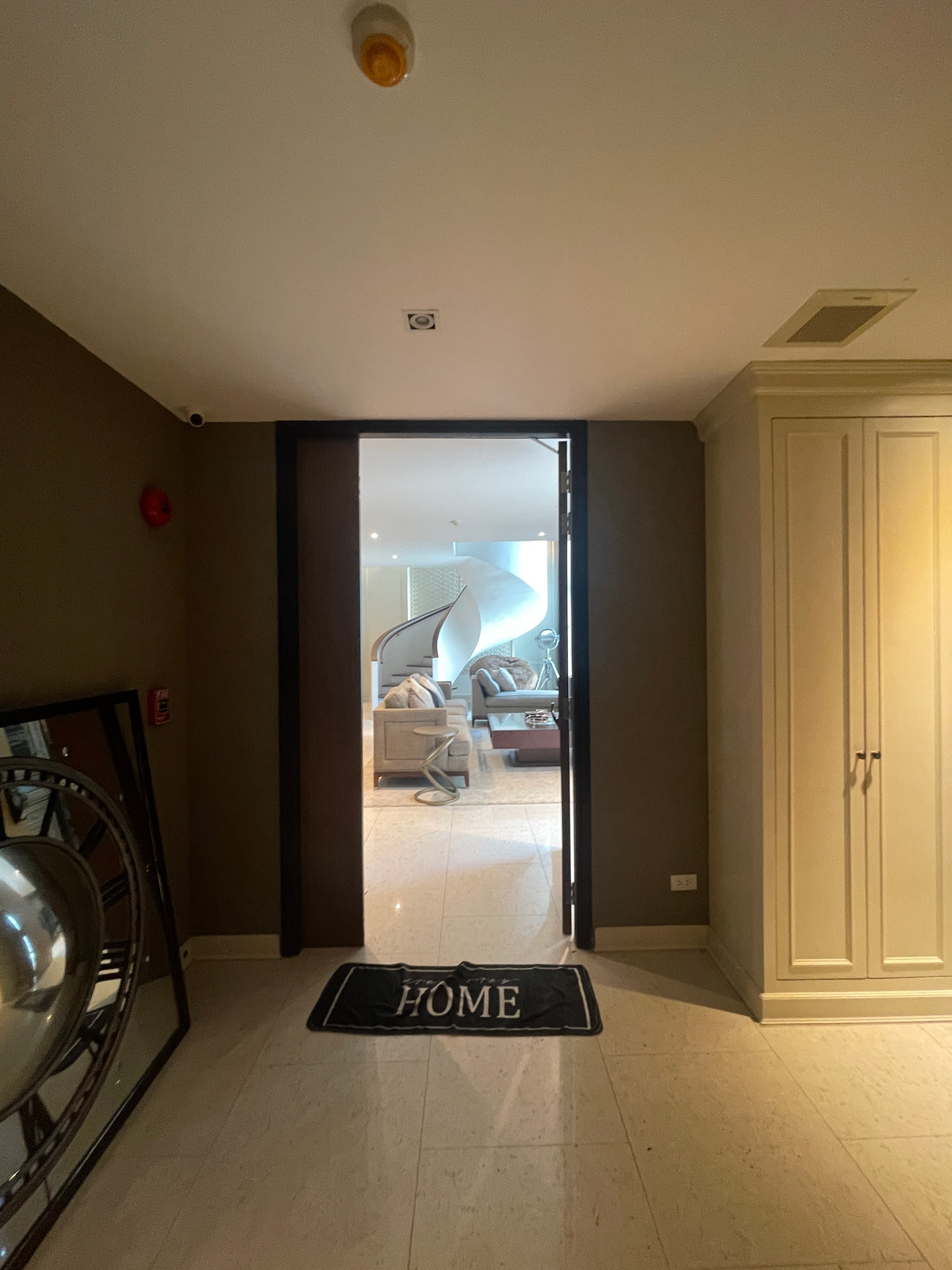 Luxury Residence in Sathorn Area | Spacious 360 Sq.m. 3-Bedroom Home | Ideal for Family Living in CBD Bangkok ทำเลใกล้โซนธุรกิจสาทร และสามารถเดินทางเชื่อมต่อเข้าเมืองได้สะดวก ใกล้ Saint Louis BTS Station