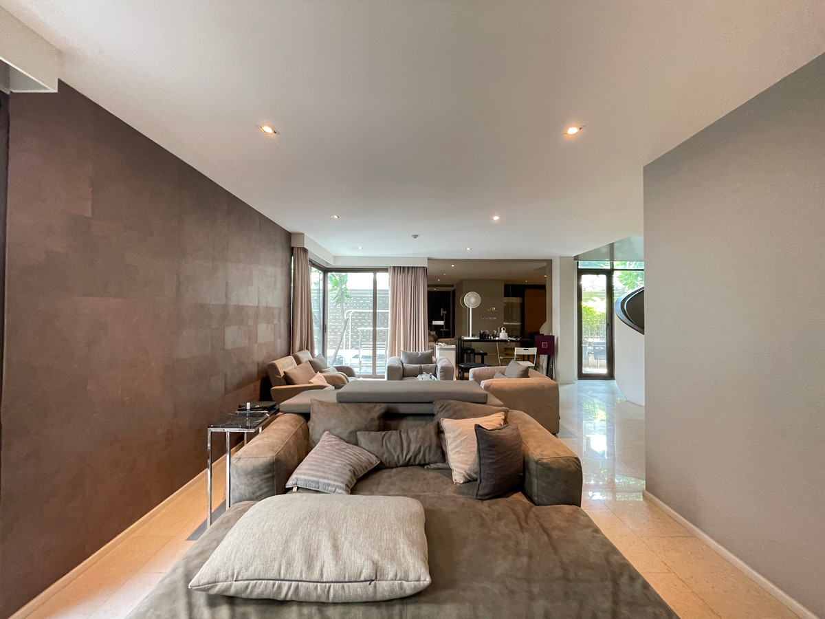 บ้านระดับ Luxury พร้อมสระว่ายน้ำและสวนส่วนตัว ในโซนสาทร – ยานนาวา พื้นที่ใช้สอยขนาดใหญ่ถึง 393 ตารางเมตร พร้อม Private Lift ให้ความเป็นส่วนตัวสูง เหมาะสำหรับผู้บริหาร ชาวต่างชาติ หรือครอบครัวที่ต้องการบ้านหรูใจกลางเมือง