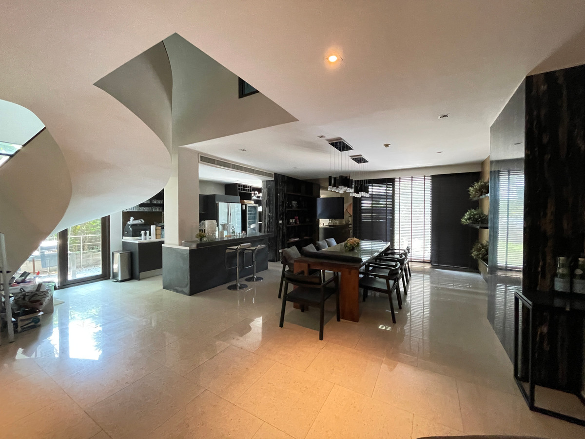 บ้านระดับ Luxury พร้อมสระว่ายน้ำและสวนส่วนตัว ในโซนสาทร – ยานนาวา พื้นที่ใช้สอยขนาดใหญ่ถึง 393 ตารางเมตร พร้อม Private Lift ให้ความเป็นส่วนตัวสูง เหมาะสำหรับผู้บริหาร ชาวต่างชาติ หรือครอบครัวที่ต้องการบ้านหรูใจกลางเมือง