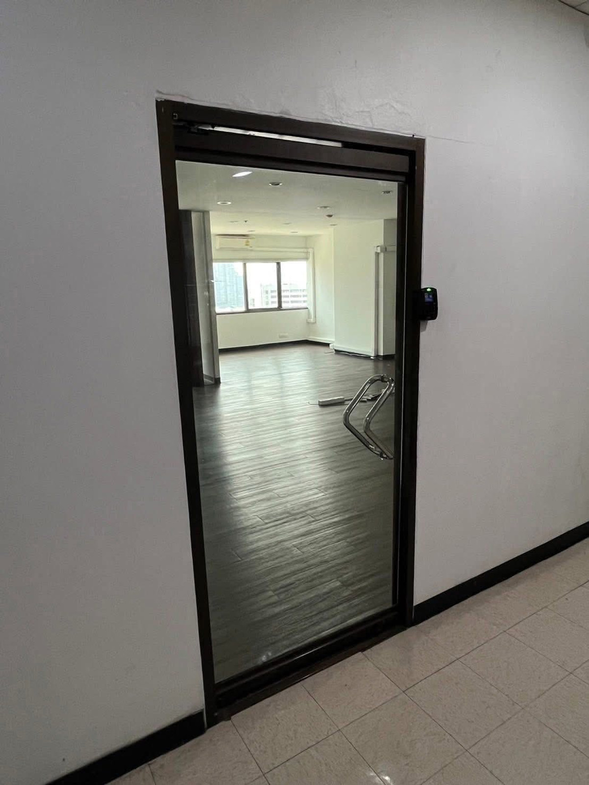 ให้เช่า  Office แถว Sukhumvit  ใกล้ BTS Ekamai พร้อมว่างให้เช่าเริ่ม1 เม.ย. 2569