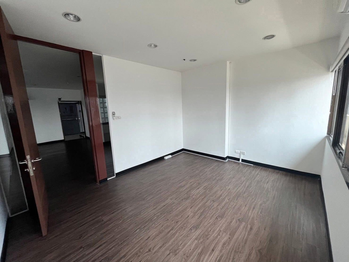 ให้เช่า  Office แถว Sukhumvit  ใกล้ BTS Ekamai พร้อมว่างให้เช่าเริ่ม1 เม.ย. 2569