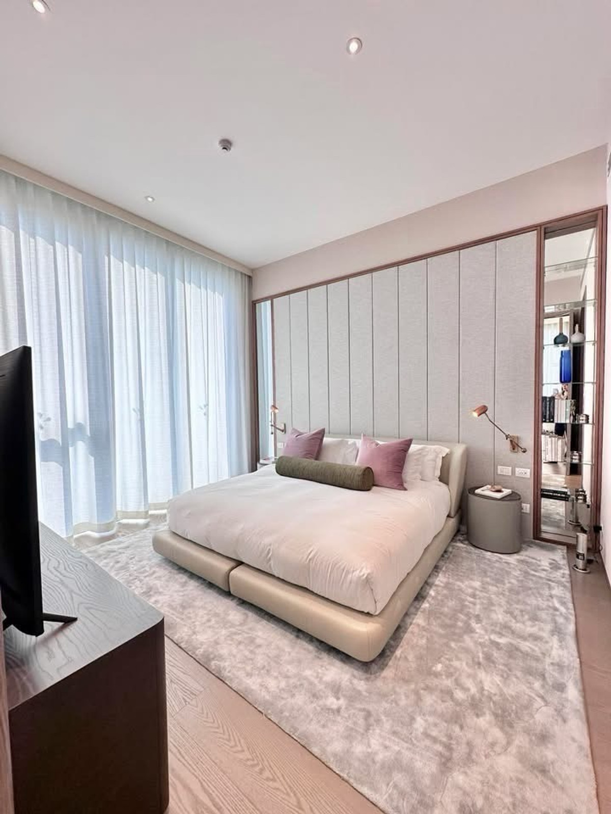 คอนโดหรูให้เช่า หลังสวน 1 ห้องนอน เลี้ยงสัตว์ขนาดเล็กได้ พร้อม Private Lift ใกล้ Central Embassy และสวนลุมพินี