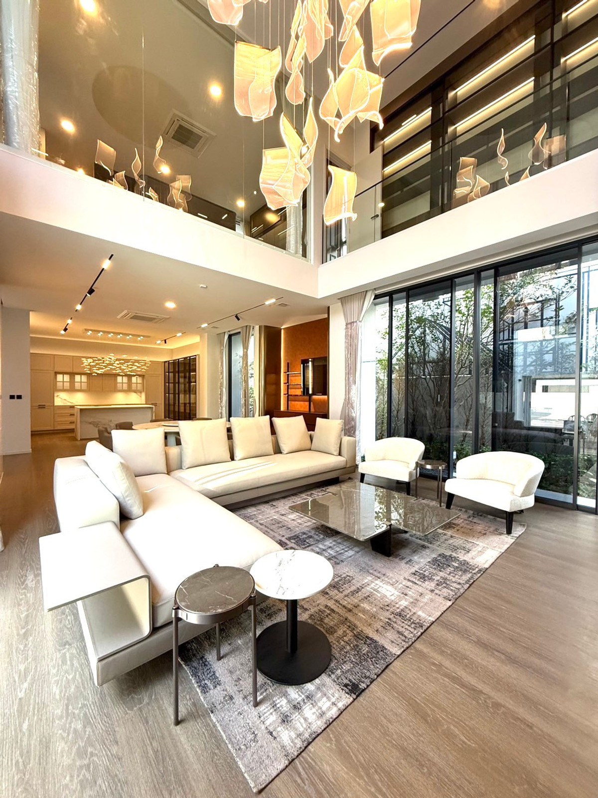 ขาย บ้าน  VIVE New Krungthepkreetha มีสระส่วนตัว ลิฟต์ส่วนตัว จอดรถได้ 4 คัน+