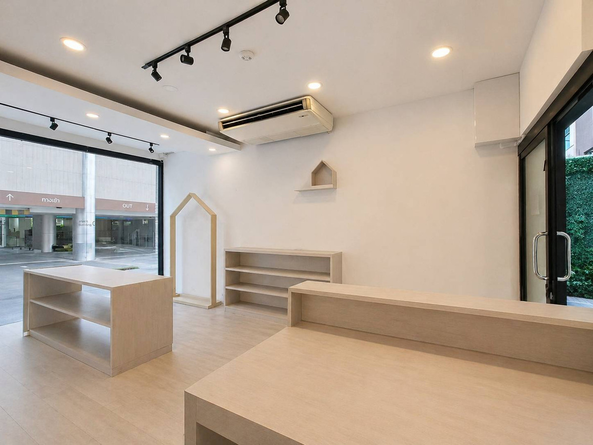 Retail Space for Rent Sukhumvit พื้นที่ขนาด 24 ตร.ม. ใกล้ BTS เพลินจิต เหมาะสำหรับธุรกิจ Beauty / ทำเล็บ / ทำสปา
