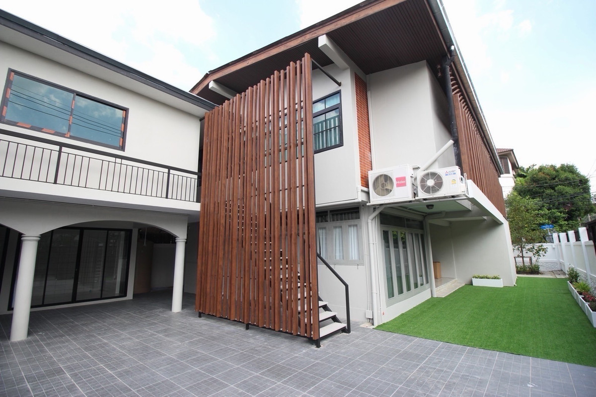 บ้านเช่าลาดพร้าว 35 ใกล้ MRT ลาดพร้าว บ้านเดี่ยวรีโนเวทใหม่ 100 ตร.วา 6 ห้องนอน จอดรถ 8 คัน  เลี้ยงสัตว์ได้