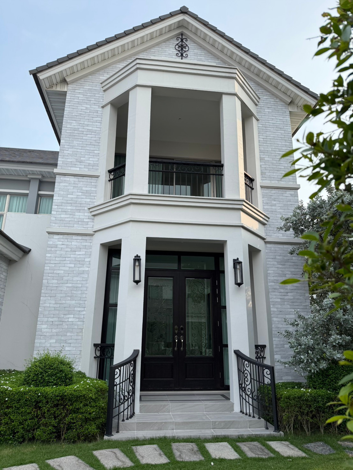 ขาย/ให้เช่า บ้านเดี่ยวหรู 2ชั้น ระดับ Ultra Luxury ขนาด 550 ตรม. เฟอร์นิเจอร์สวย ตกแต่งครบ ใกล้โรงเรียนนานาชาติชั้นนำ เดินทางสะดวก