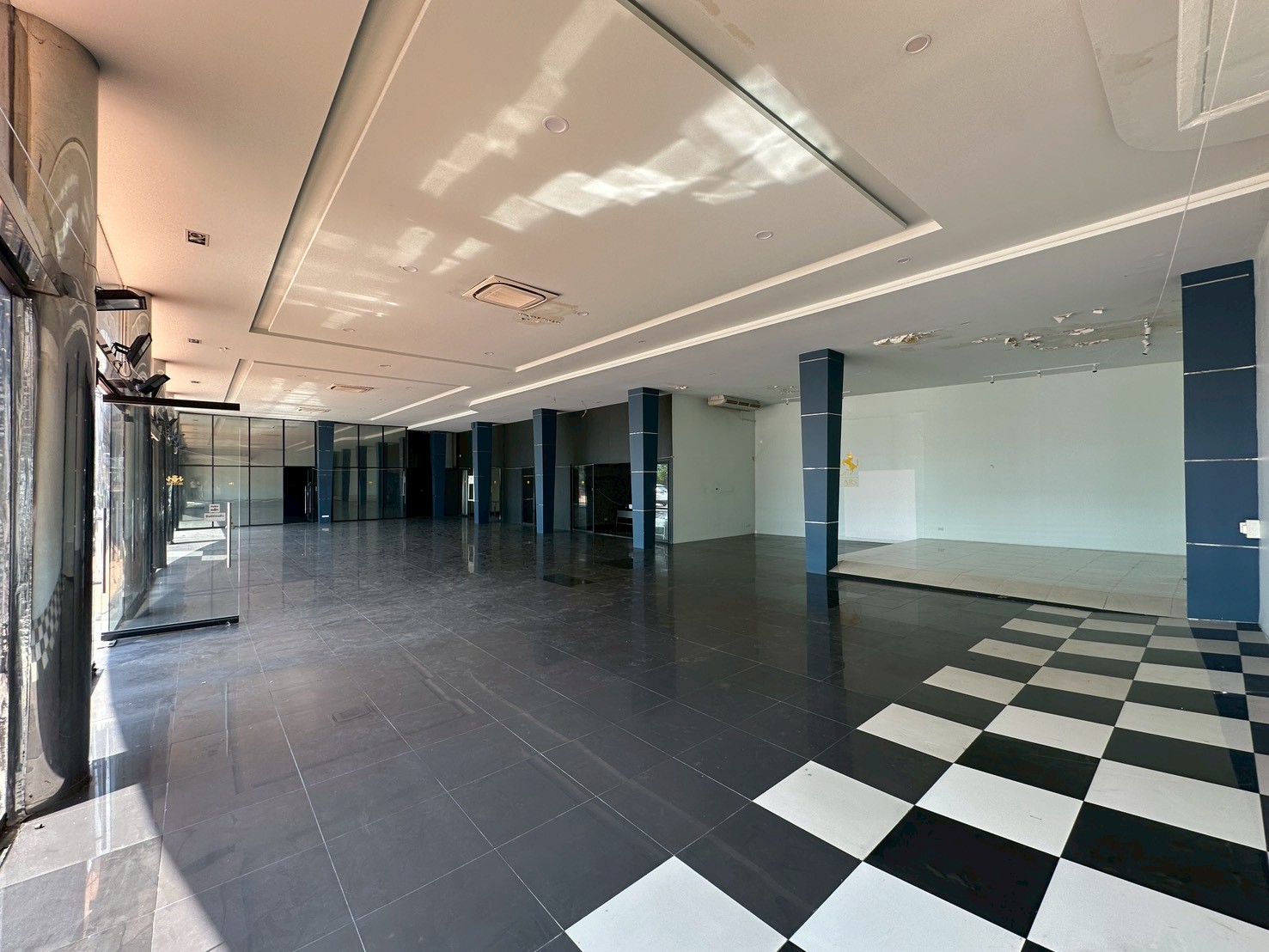 ให้เช่า โชว์รูม ศรีนครินทร์ (Showroom Srinakharin) พื้นที่เชิงพาณิชย์ขนาดใหญ่ 1,000 ตร.ม. ทำเลทองใกล้ MRT กลันตัน