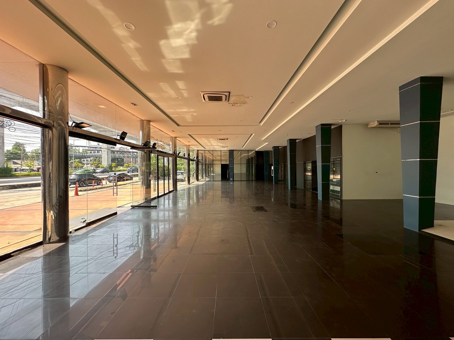 ให้เช่า โชว์รูม ศรีนครินทร์ (Showroom Srinakharin) พื้นที่เชิงพาณิชย์ขนาดใหญ่ 1,000 ตร.ม. ทำเลทองใกล้ MRT กลันตัน