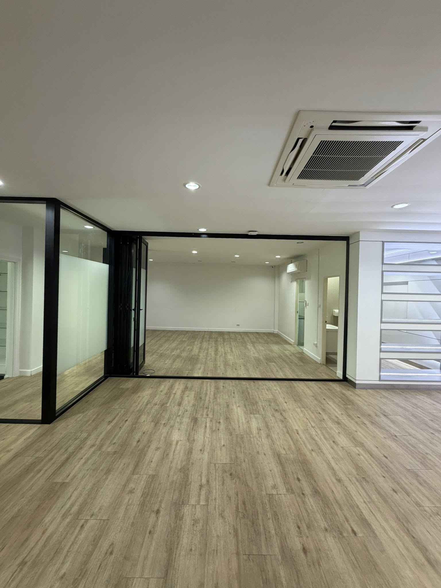ให้เช่าอาคารสำนักงาน 5 ชั้น ย่านพัฒนาการ สเปซกว้าง 500 ตร.ม. ตกแต่งครบพร้อมลิฟต์และ Solar Cell