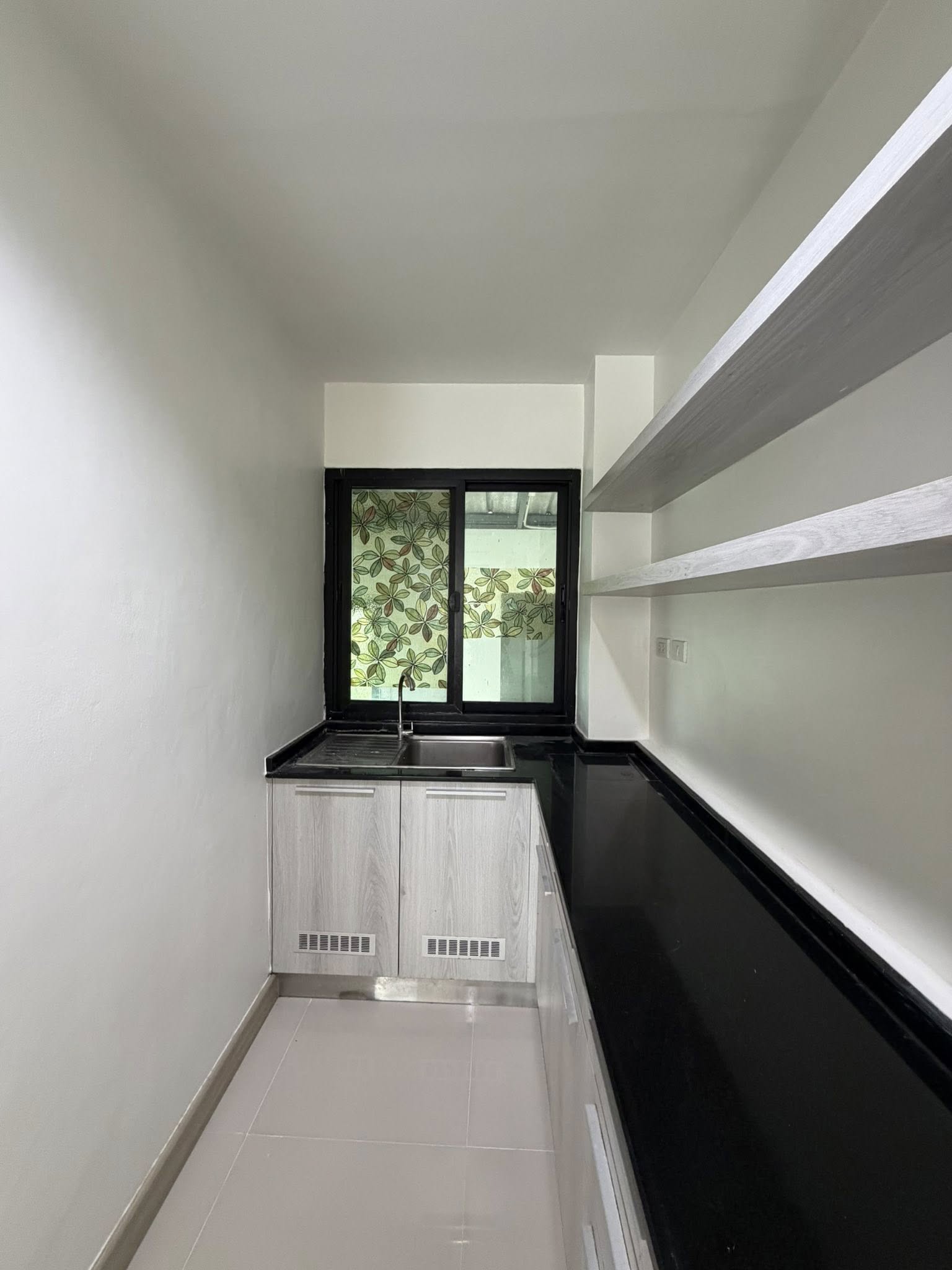 ให้เช่าอาคารสำนักงาน 5 ชั้น ย่านพัฒนาการ สเปซกว้าง 500 ตร.ม. ตกแต่งครบพร้อมลิฟต์และ Solar Cell